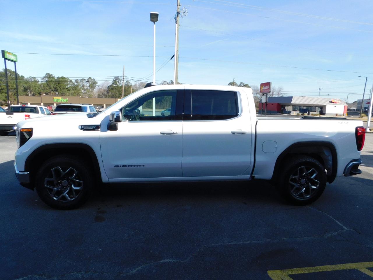 GMC Sierra 1500 4WD Crew Cab 147" SLE 2026