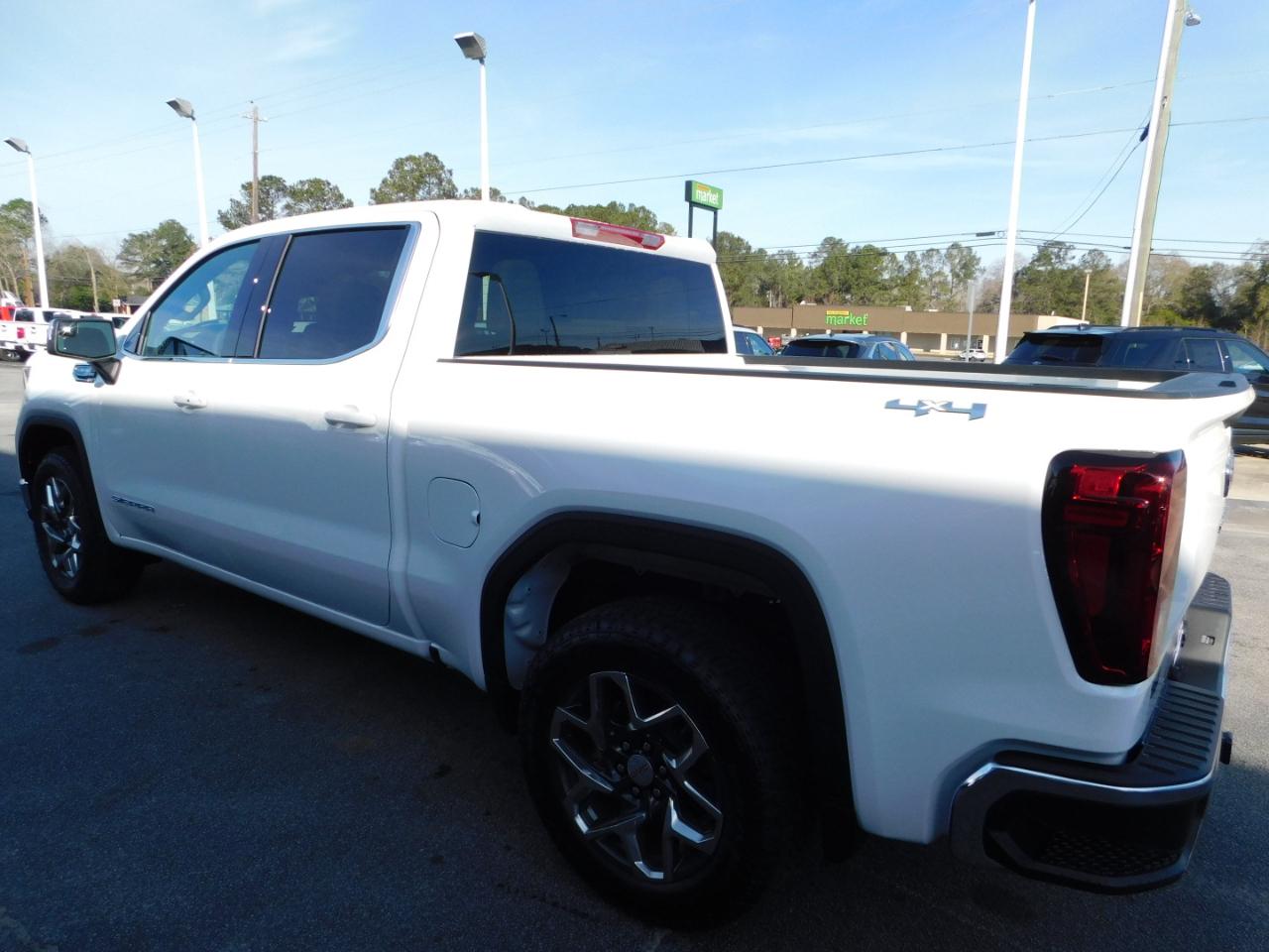 GMC Sierra 1500 4WD Crew Cab 147" SLE 2026