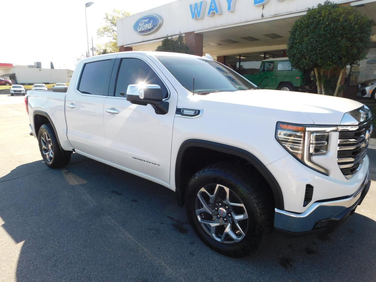 GMC Sierra 1500 4WD Crew Cab 147" SLT 2023