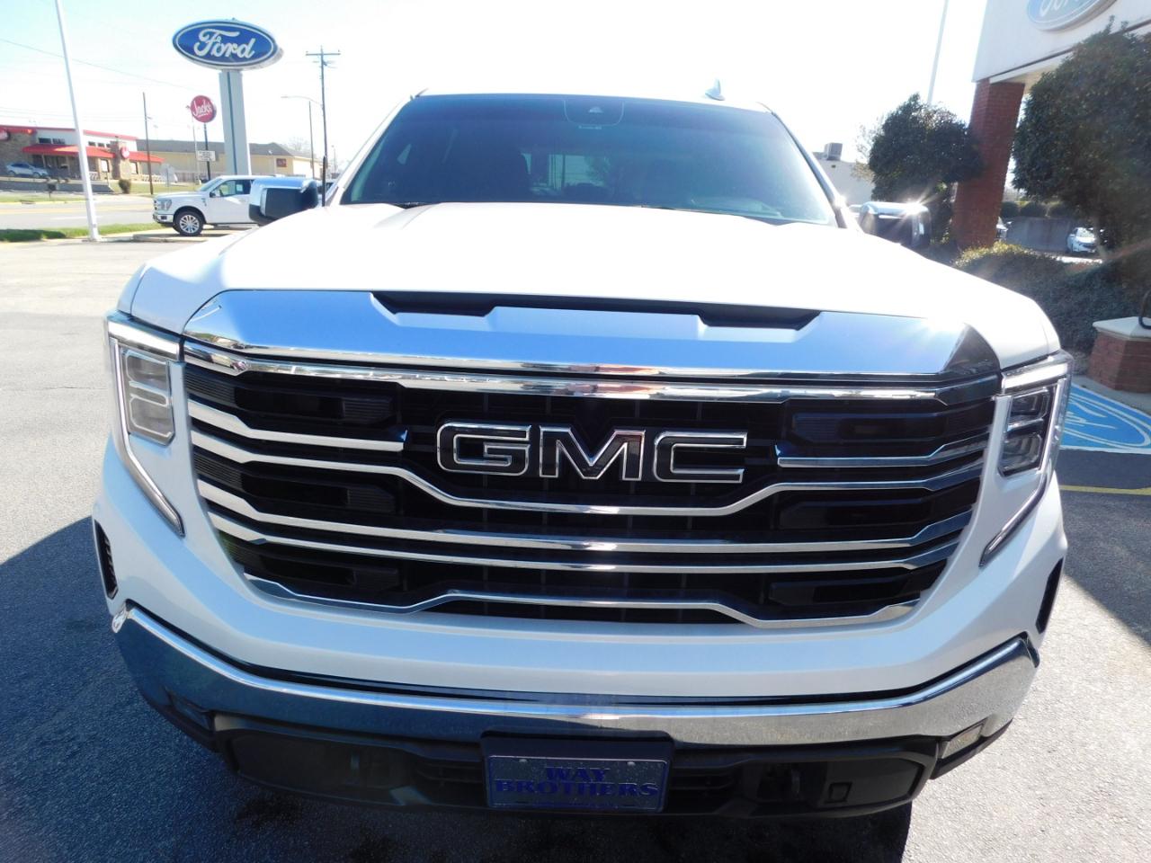GMC Sierra 1500 4WD Crew Cab 147" SLT 2023