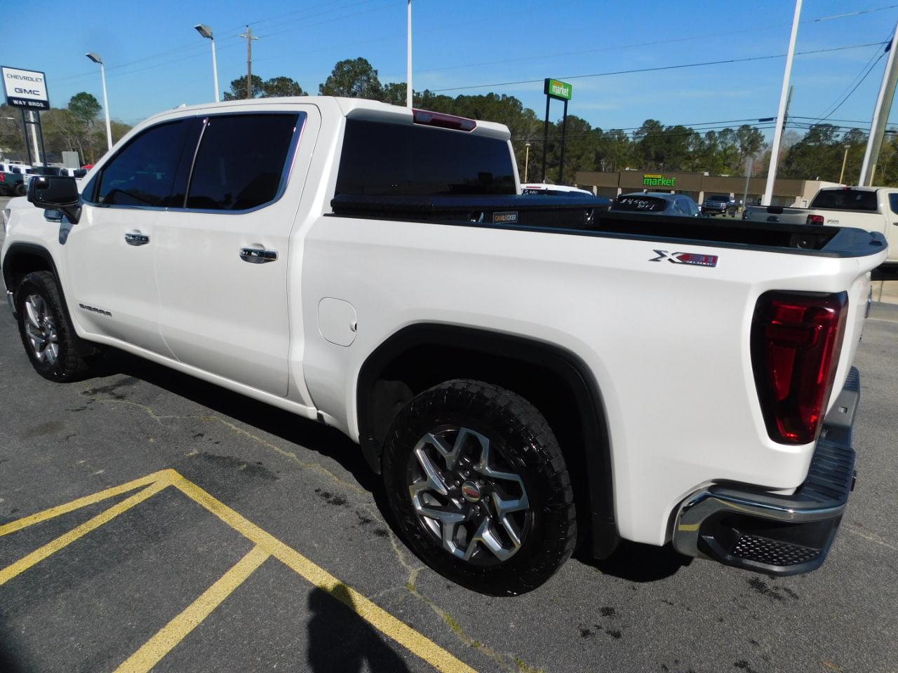 GMC Sierra 1500 4WD Crew Cab 147" SLT 2023