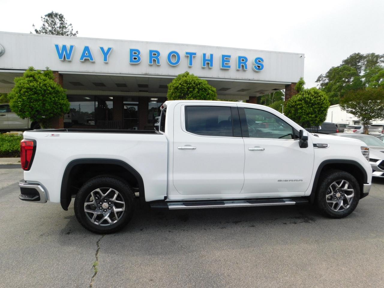 GMC Sierra 1500 4WD Crew Cab 147" SLT 2026