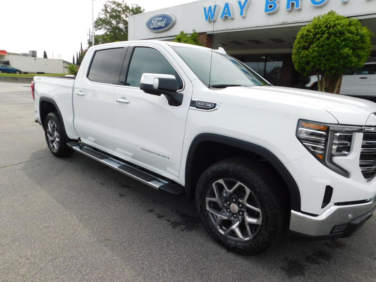 GMC Sierra 1500 4WD Crew Cab 147" SLT 2026