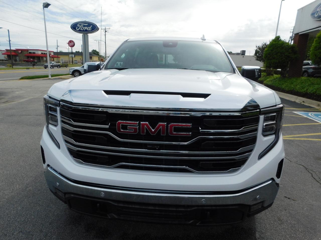 GMC Sierra 1500 4WD Crew Cab 147" SLT 2026