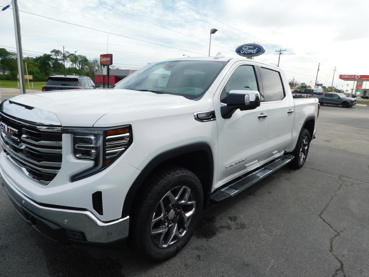 GMC Sierra 1500 4WD Crew Cab 147" SLT 2026