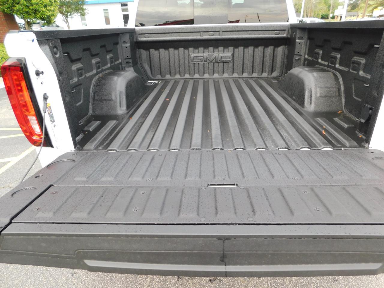 GMC Sierra 1500 4WD Crew Cab 147" SLT 2026