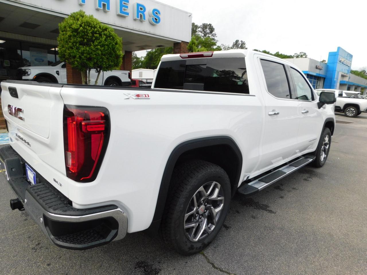 GMC Sierra 1500 4WD Crew Cab 147" SLT 2026