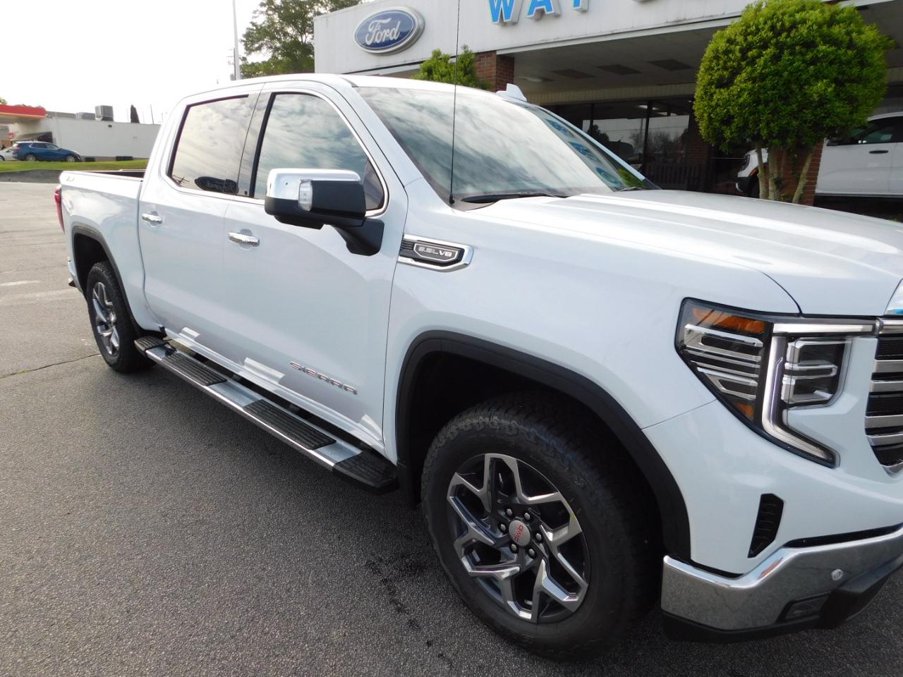 GMC Sierra 1500 4WD Crew Cab 147" SLT 2026