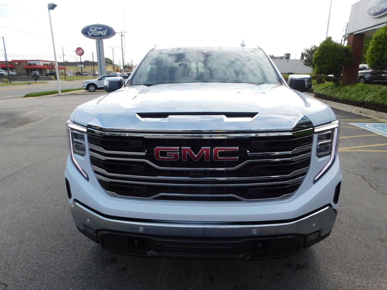 GMC Sierra 1500 4WD Crew Cab 147" SLT 2026