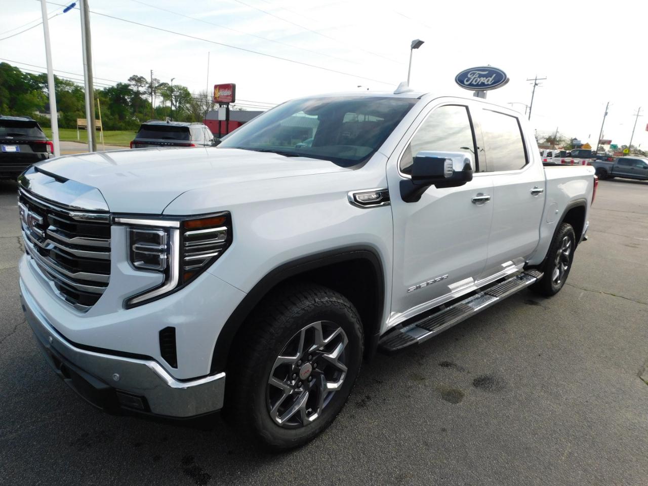 GMC Sierra 1500 4WD Crew Cab 147" SLT 2026