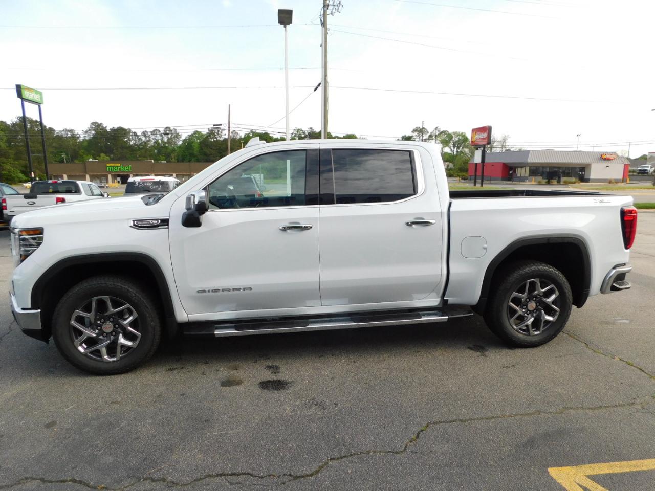 GMC Sierra 1500 4WD Crew Cab 147" SLT 2026