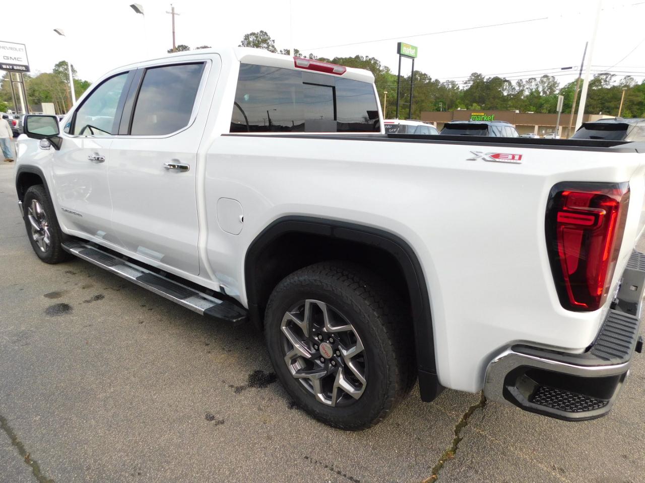 GMC Sierra 1500 4WD Crew Cab 147" SLT 2026