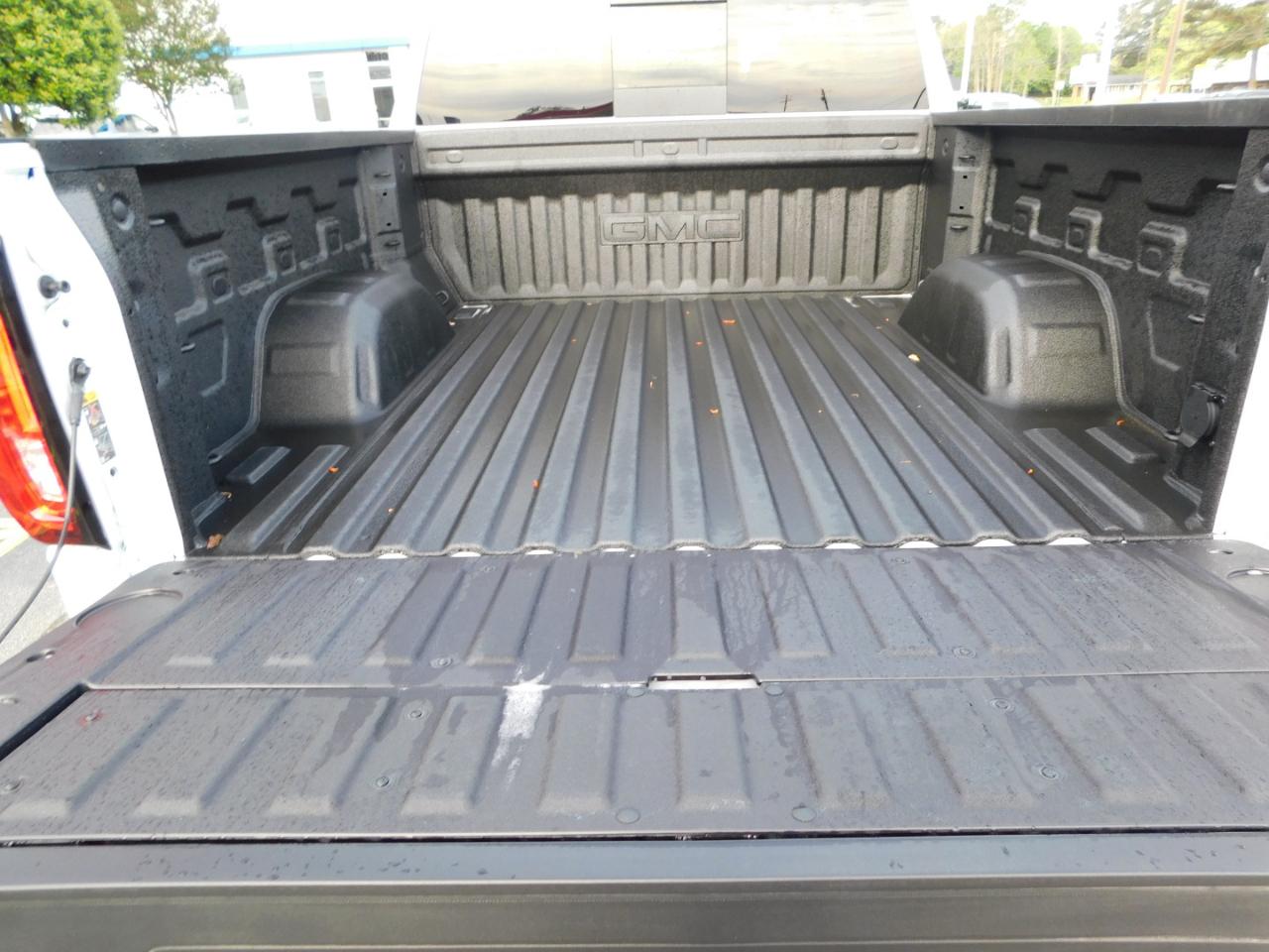 GMC Sierra 1500 4WD Crew Cab 147" SLT 2026