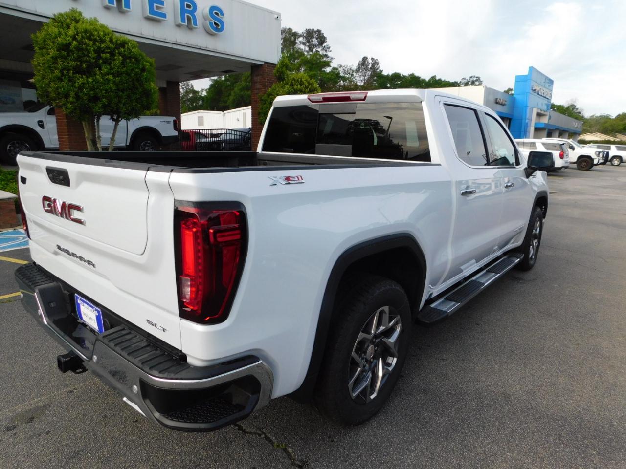 GMC Sierra 1500 4WD Crew Cab 147" SLT 2026