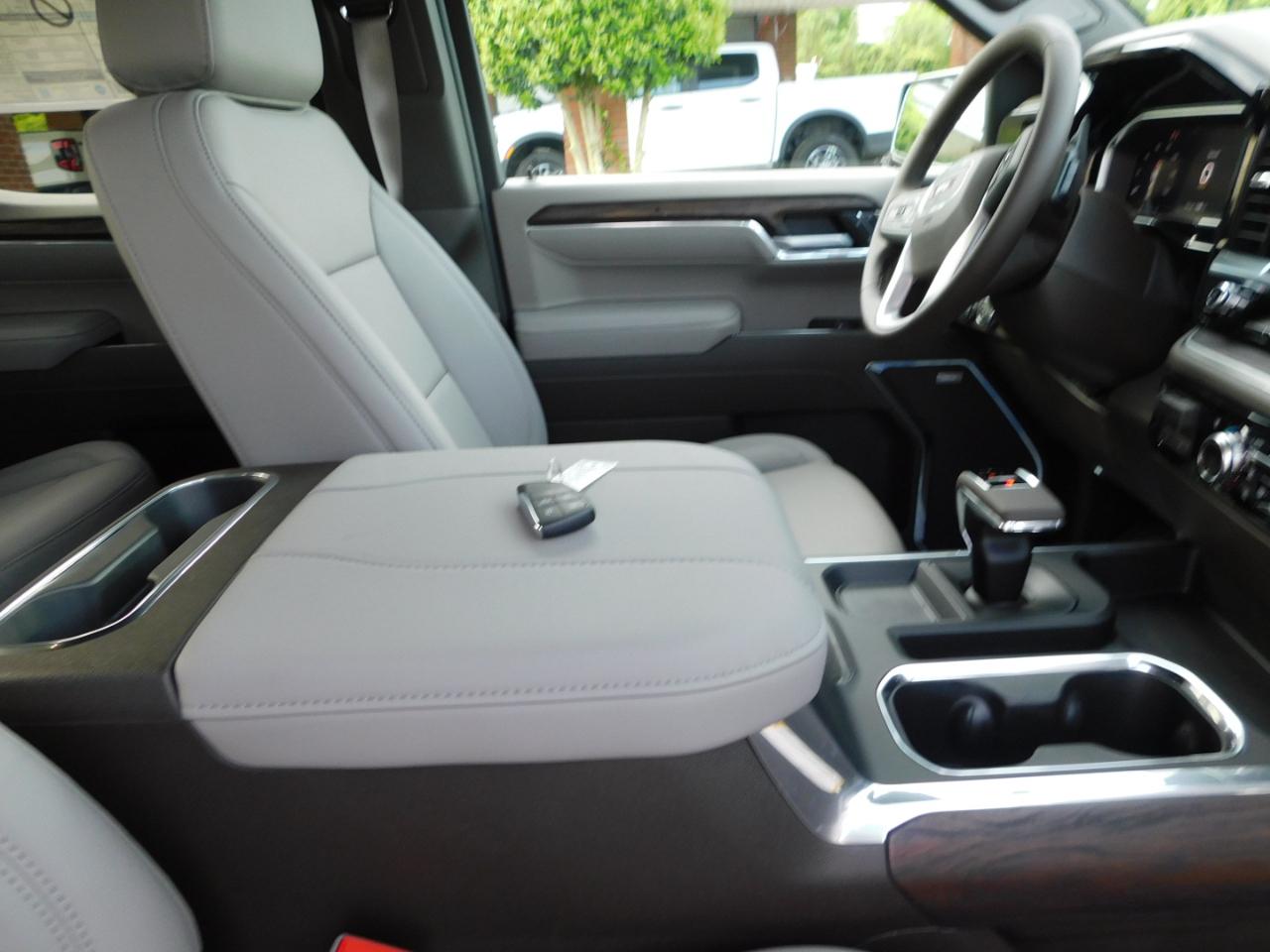 GMC Sierra 1500 4WD Crew Cab 147" SLT 2026