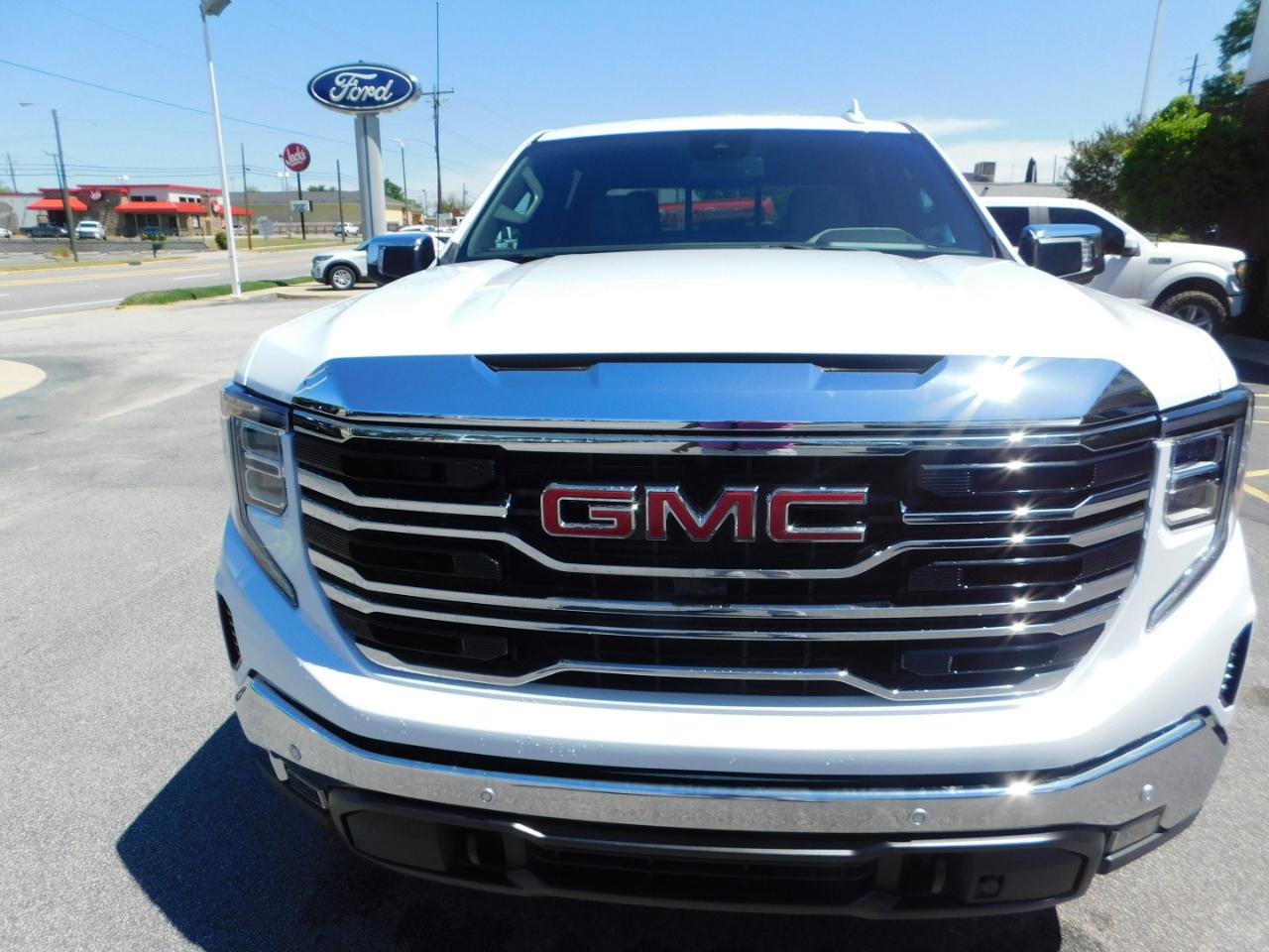 GMC Sierra 1500 4WD Crew Cab 147" SLT 2026