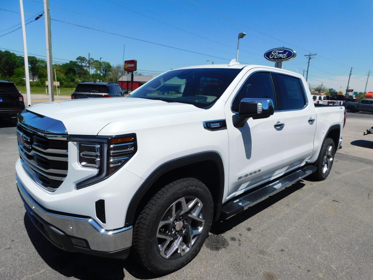 GMC Sierra 1500 4WD Crew Cab 147" SLT 2026