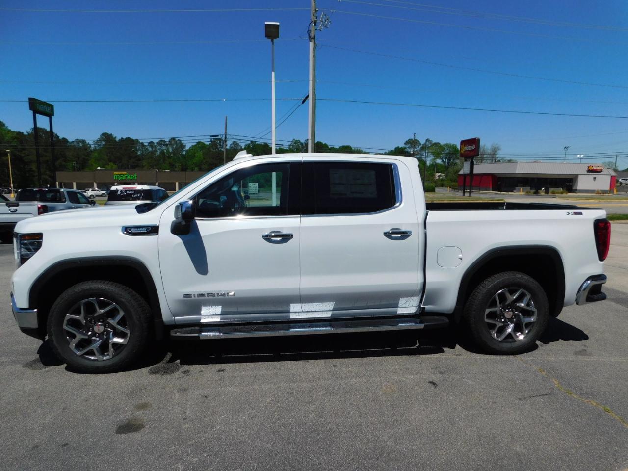 GMC Sierra 1500 4WD Crew Cab 147" SLT 2026