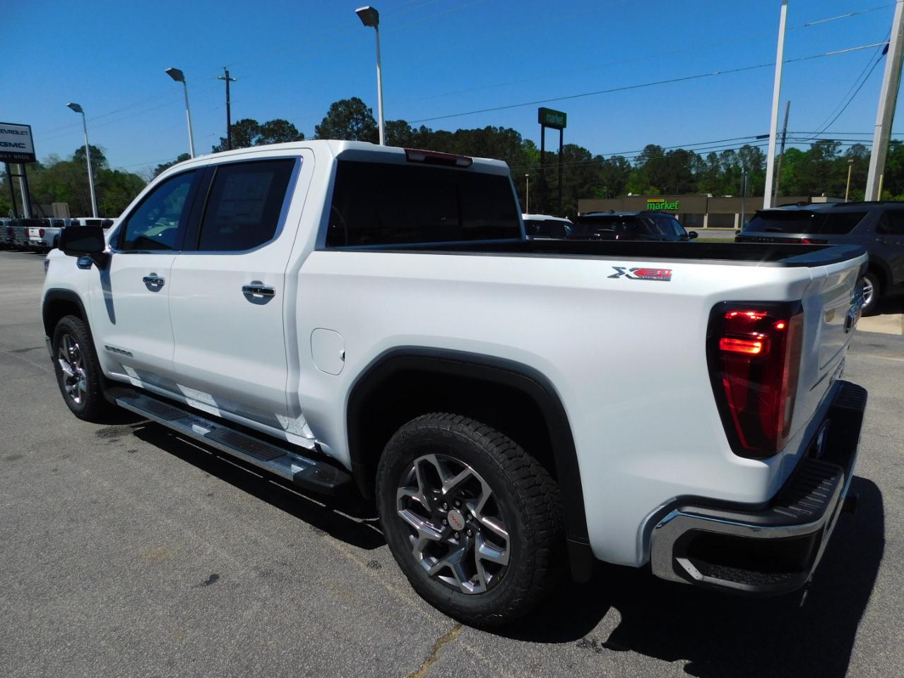 GMC Sierra 1500 4WD Crew Cab 147" SLT 2026