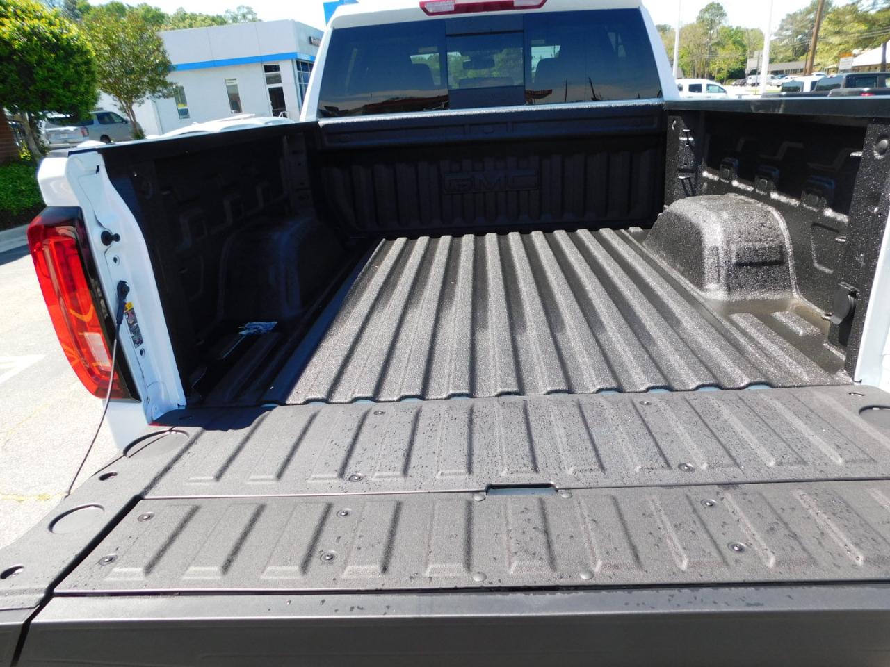 GMC Sierra 1500 4WD Crew Cab 147" SLT 2026