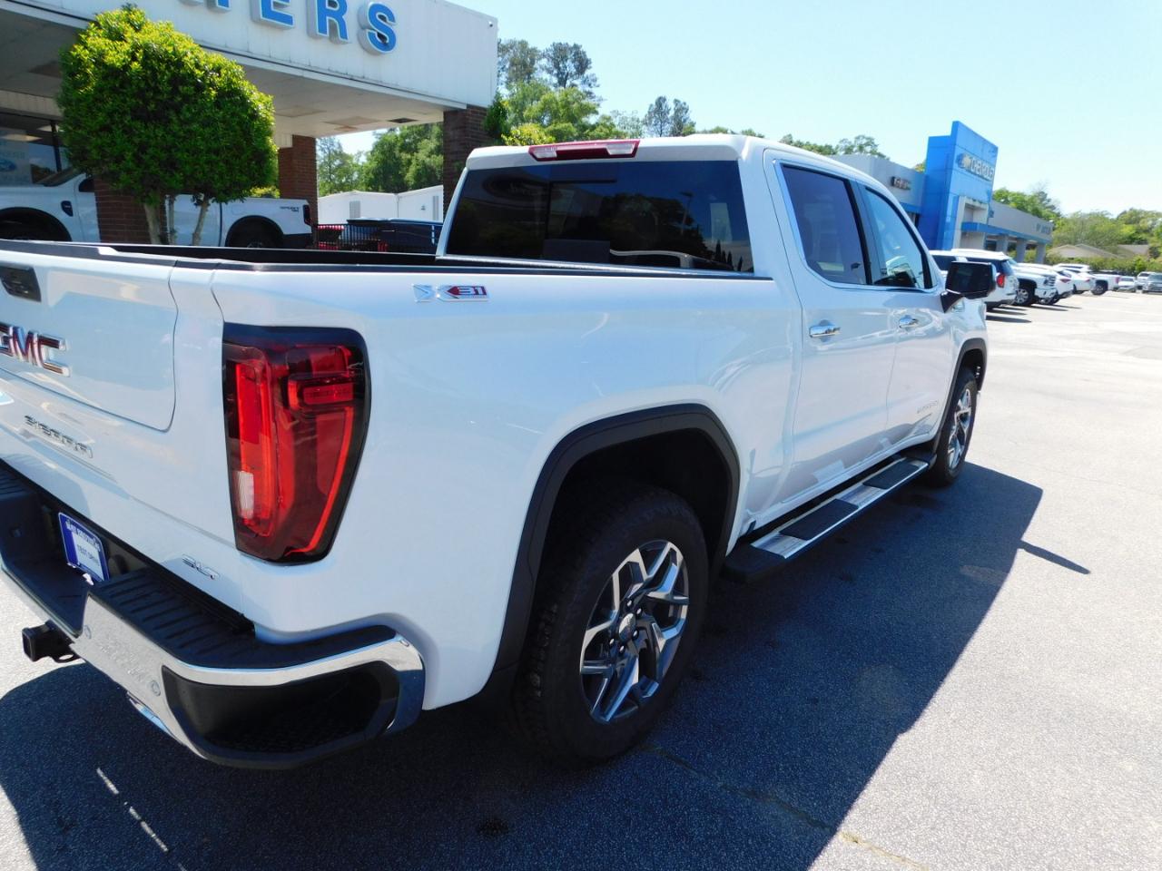 GMC Sierra 1500 4WD Crew Cab 147" SLT 2026