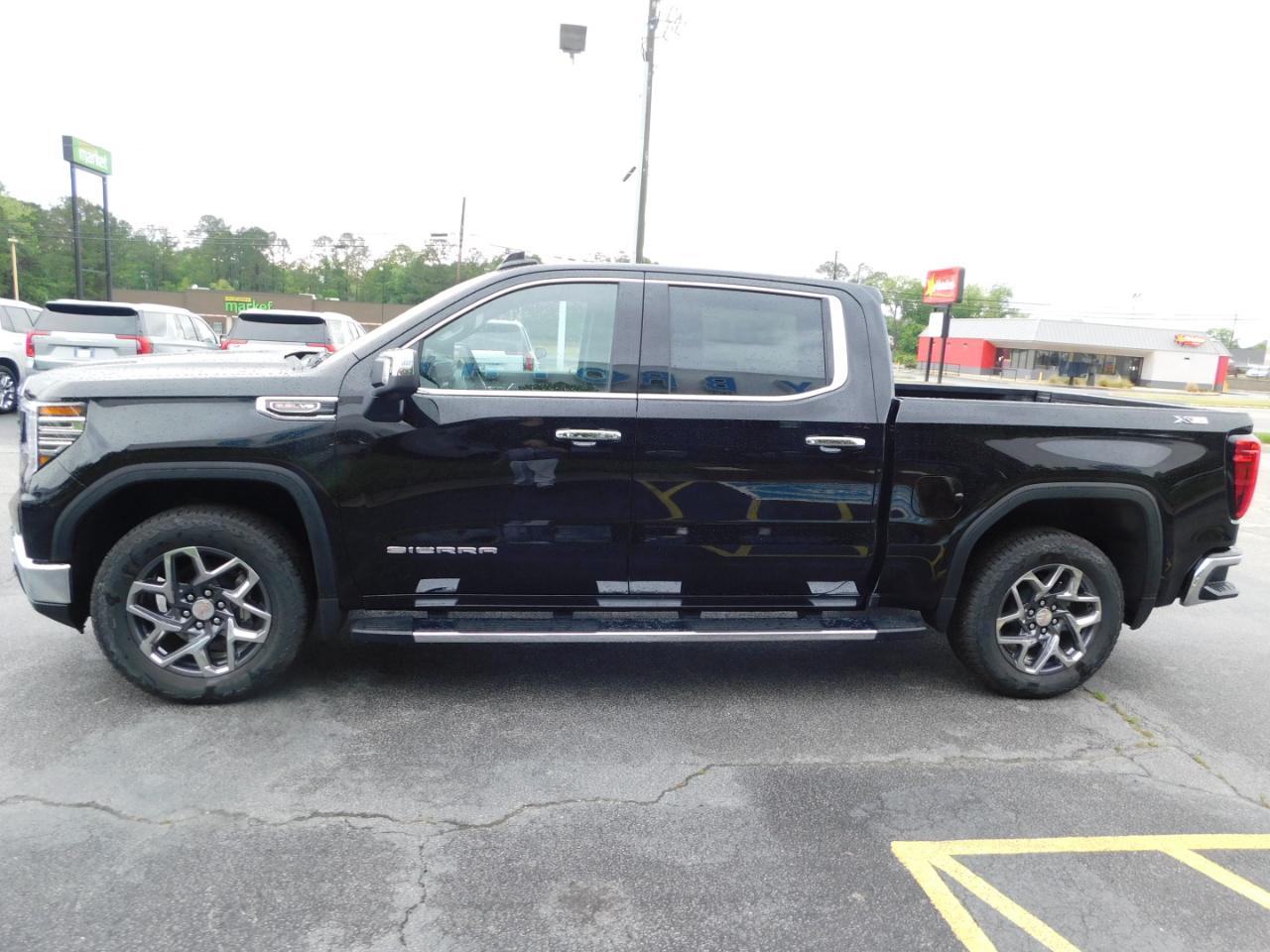 GMC Sierra 1500 4WD Crew Cab 147" SLT 2026