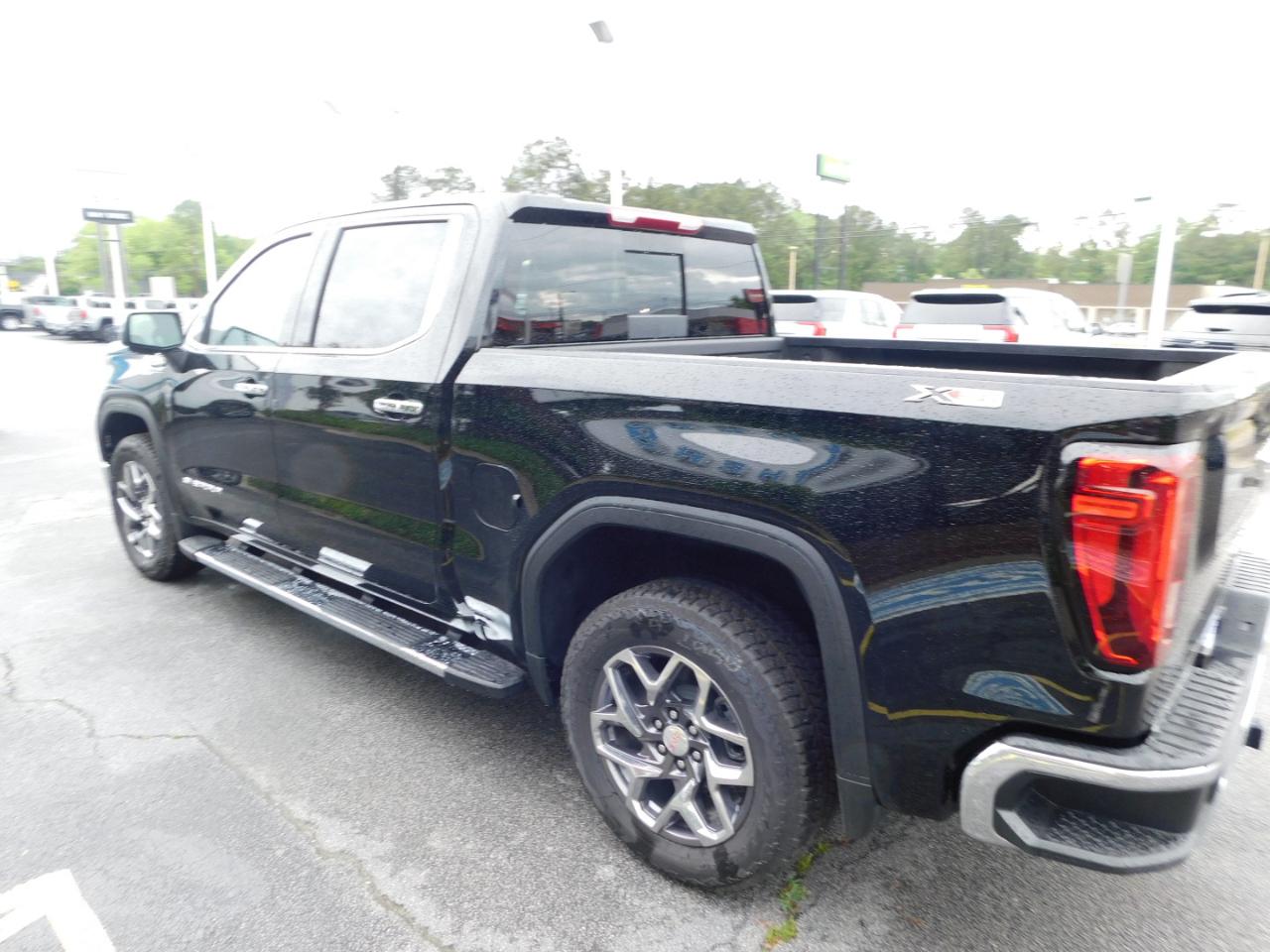GMC Sierra 1500 4WD Crew Cab 147" SLT 2026