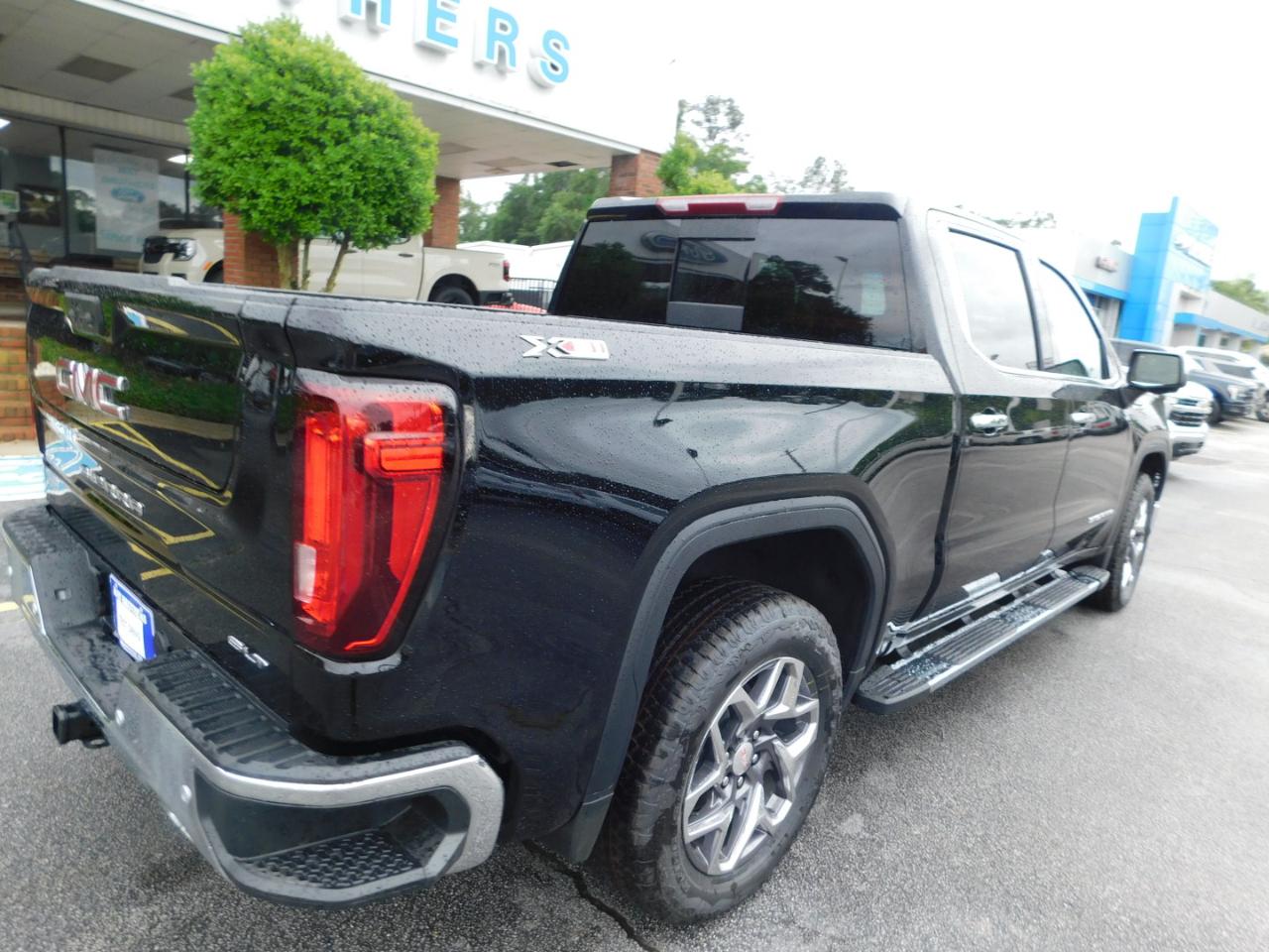 GMC Sierra 1500 4WD Crew Cab 147" SLT 2026