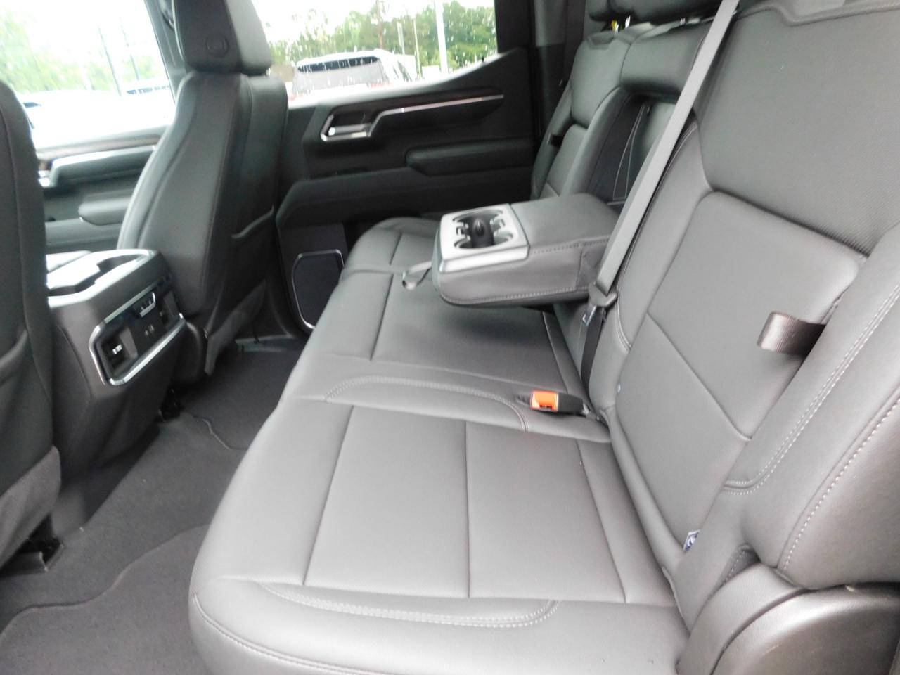 GMC Sierra 1500 4WD Crew Cab 147" SLT 2026