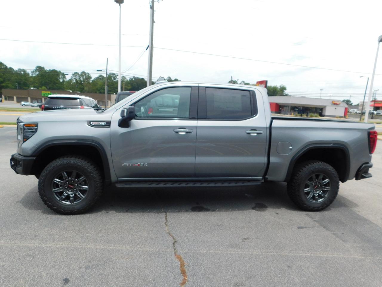 GMC Sierra 1500 4WD Crew Cab 147" AT4X 2026