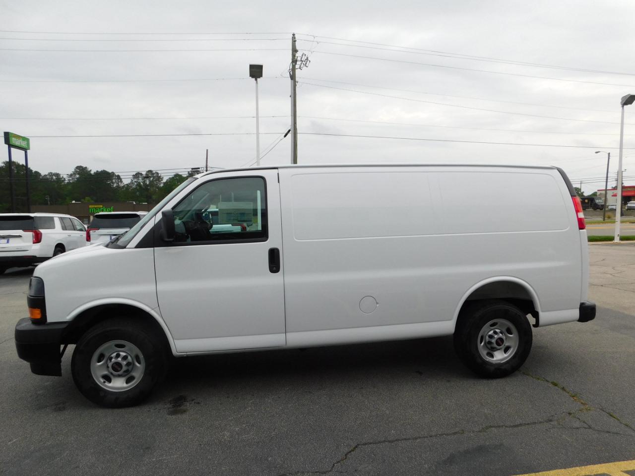 GMC Savana Cargo Van RWD 2500 135" 2026