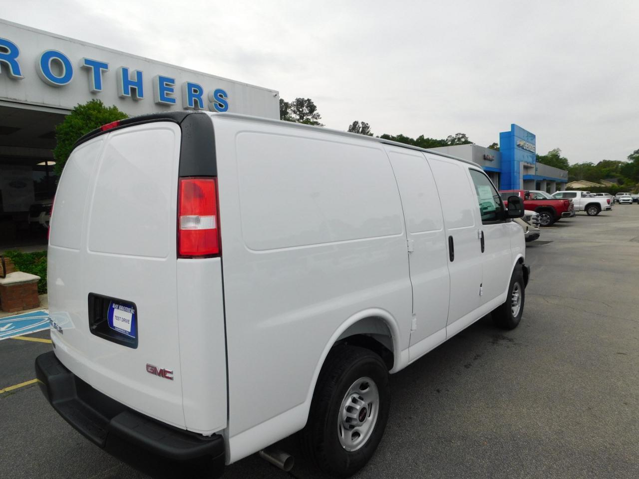 GMC Savana Cargo Van RWD 2500 135" 2026