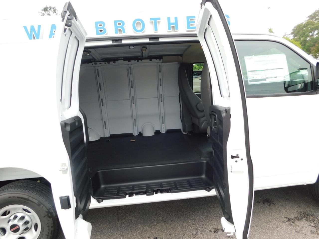 GMC Savana Cargo Van RWD 2500 135" 2026