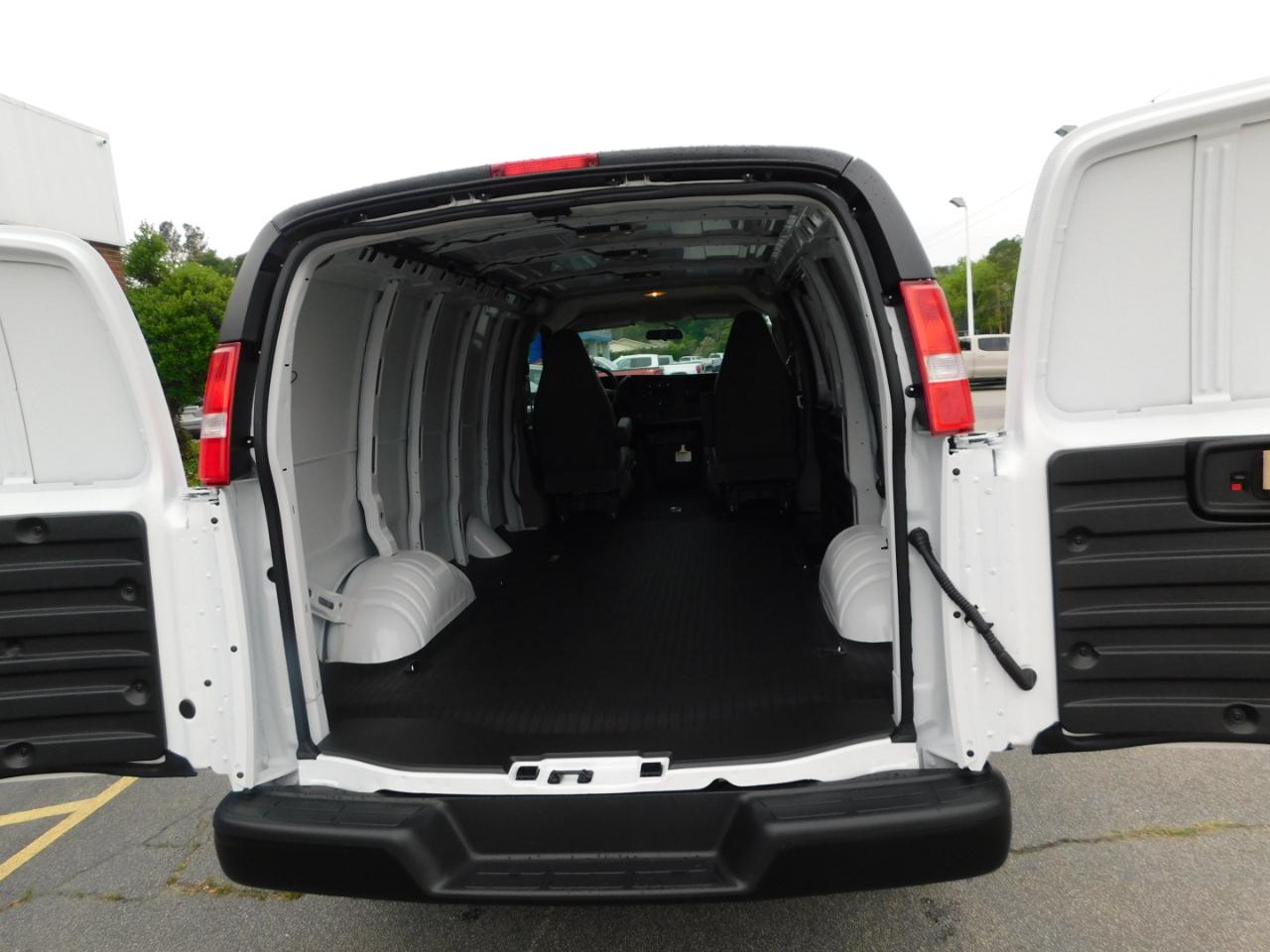 GMC Savana Cargo Van RWD 2500 135" 2026