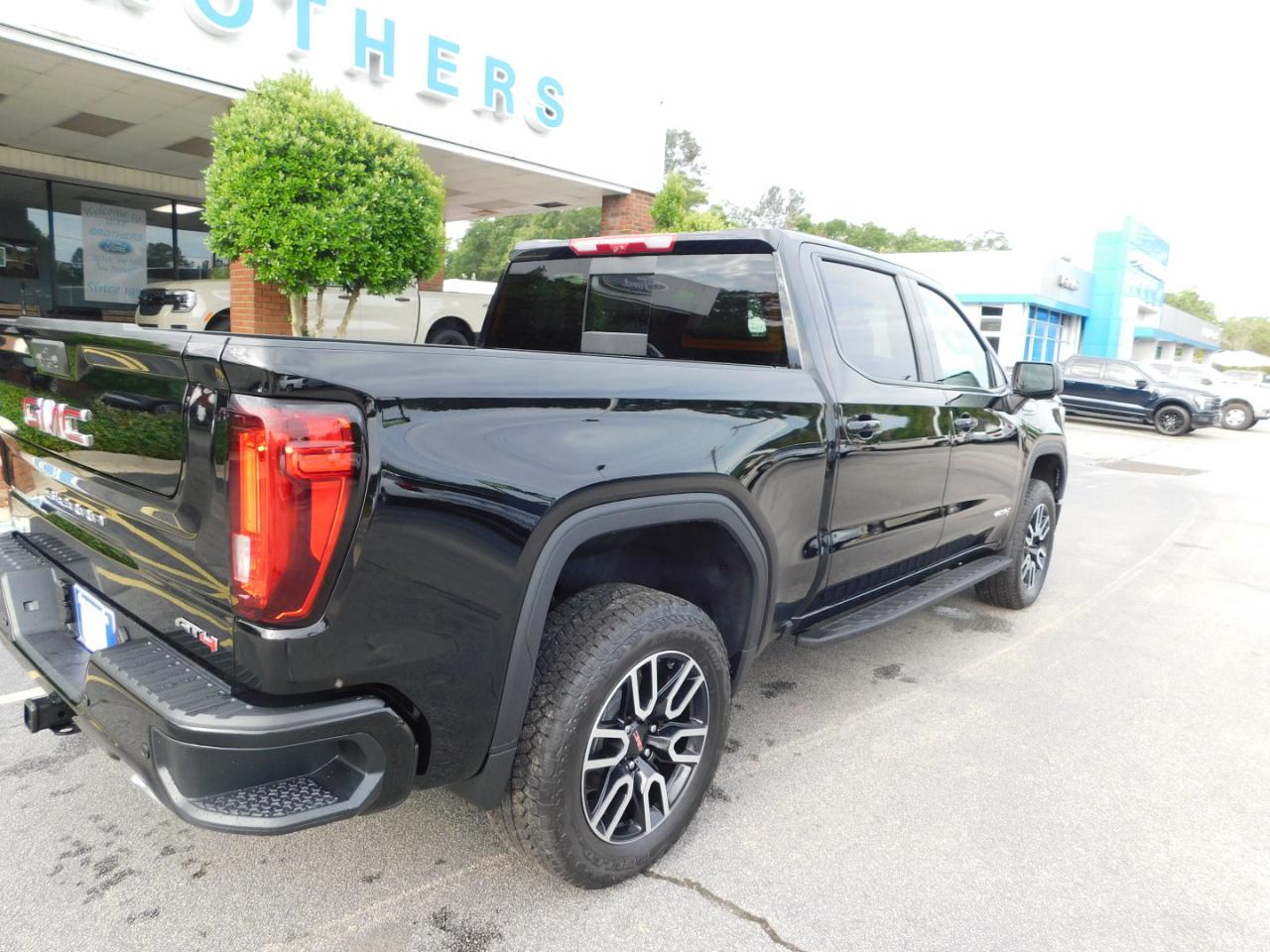 GMC Sierra 1500 4WD Crew Cab 147" AT4 2026