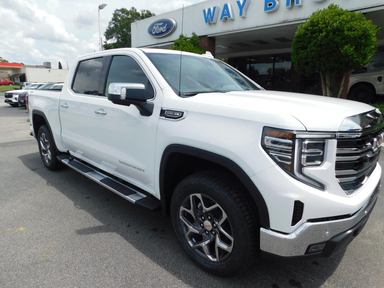 GMC Sierra 1500 4WD Crew Cab 147" SLT 2026
