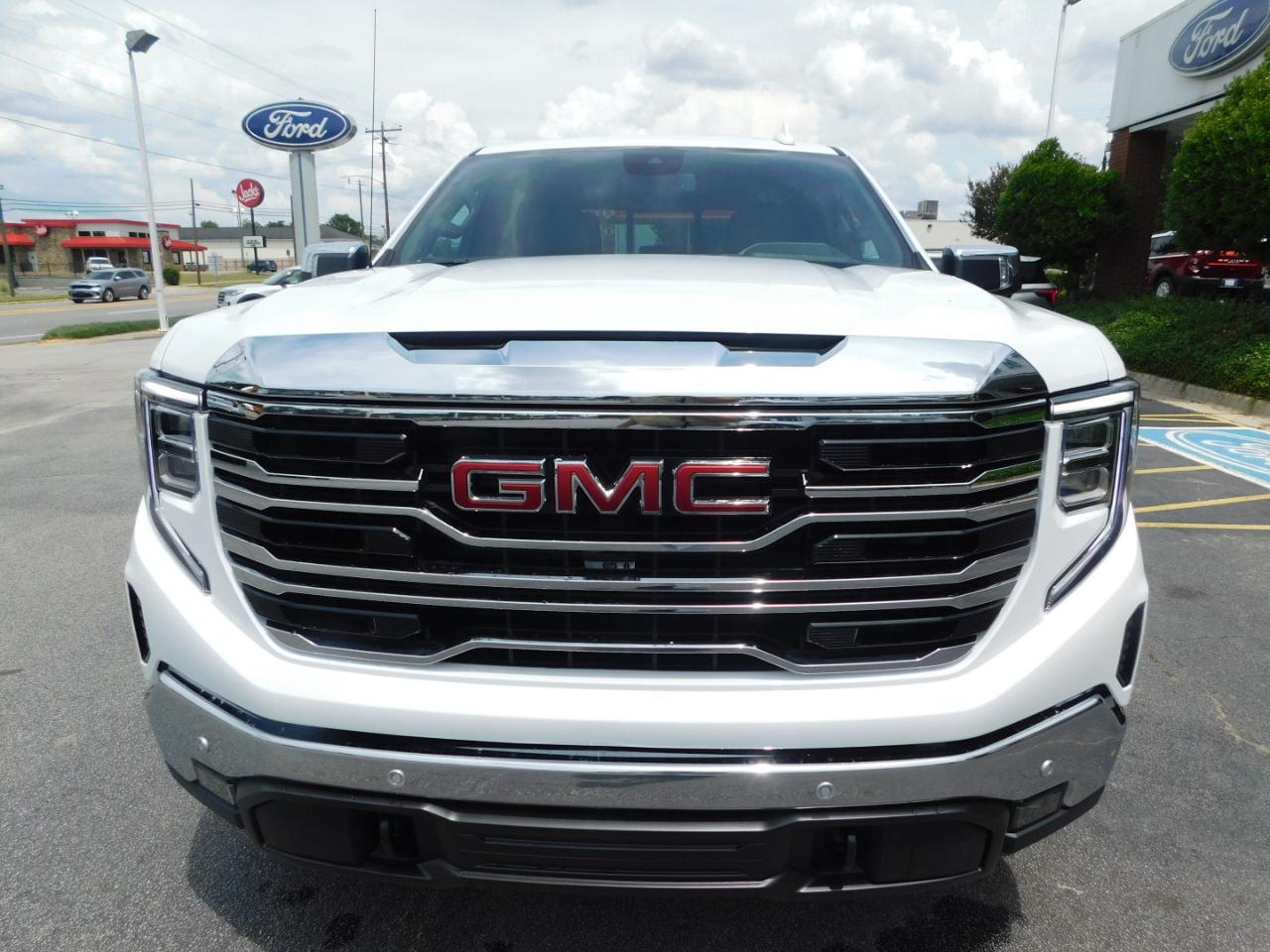 GMC Sierra 1500 4WD Crew Cab 147" SLT 2026