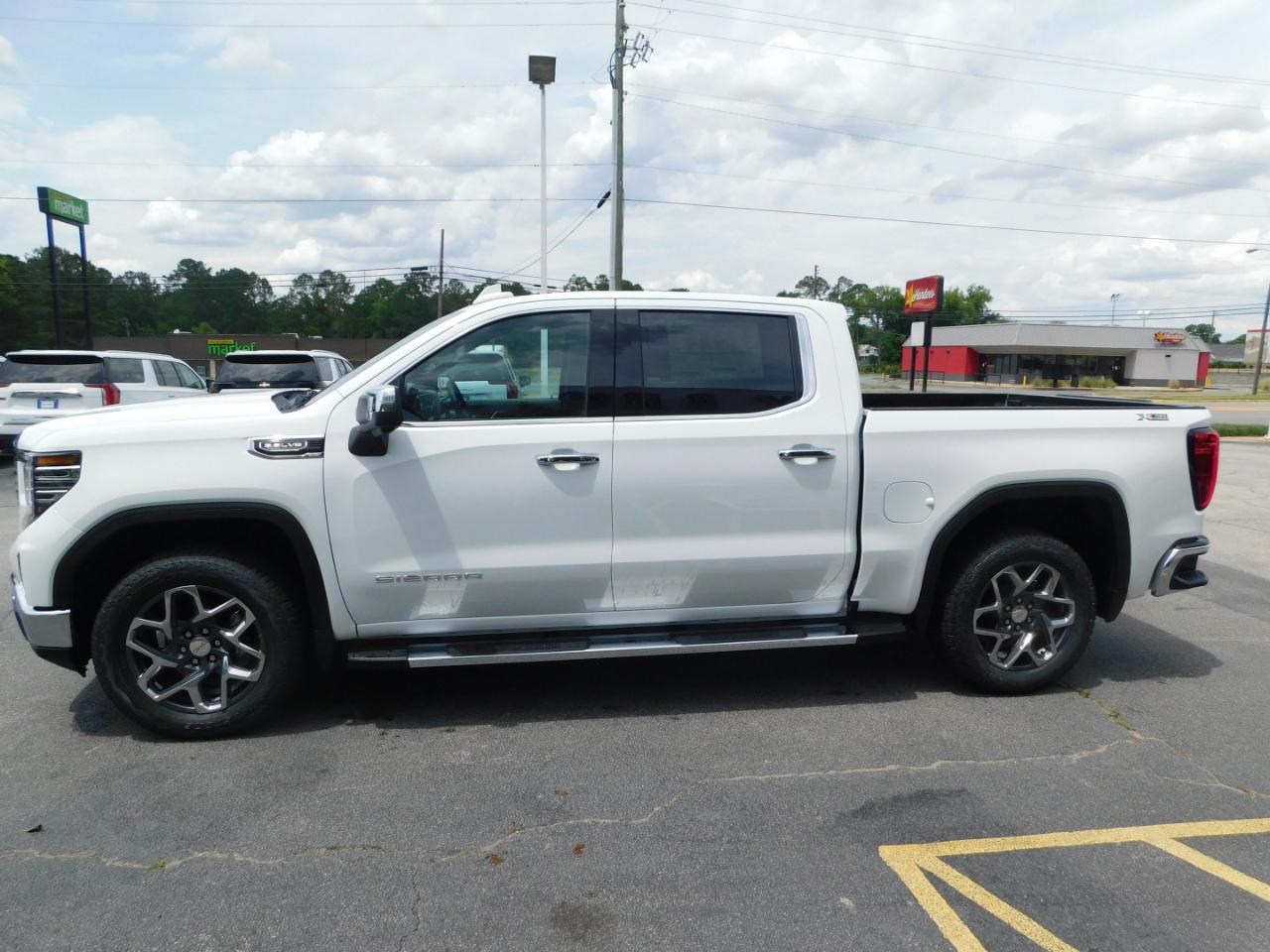 GMC Sierra 1500 4WD Crew Cab 147" SLT 2026