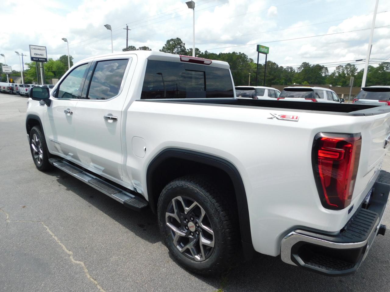 GMC Sierra 1500 4WD Crew Cab 147" SLT 2026