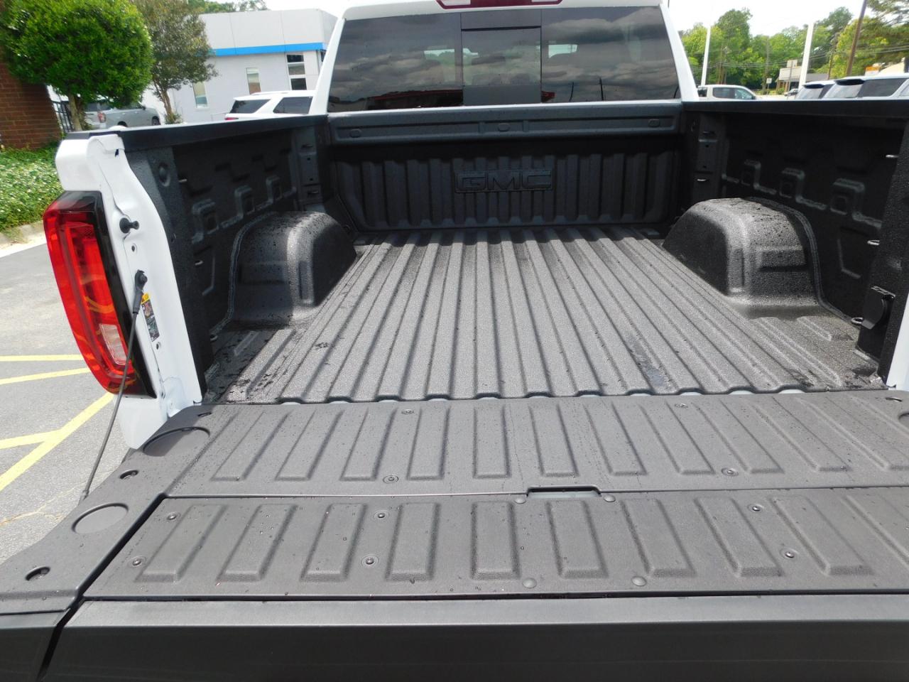 GMC Sierra 1500 4WD Crew Cab 147" SLT 2026