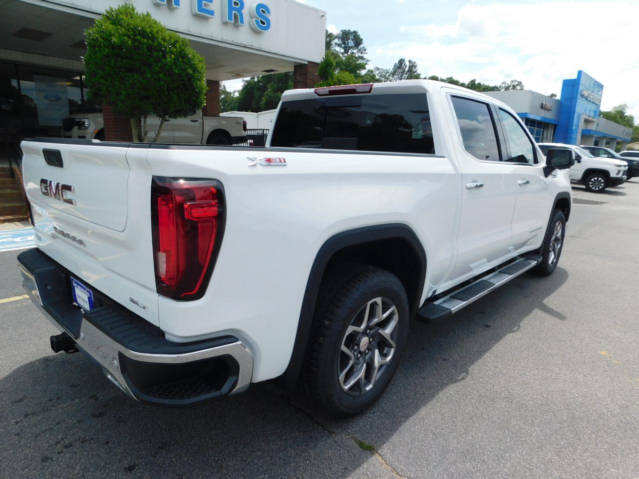 GMC Sierra 1500 4WD Crew Cab 147" SLT 2026