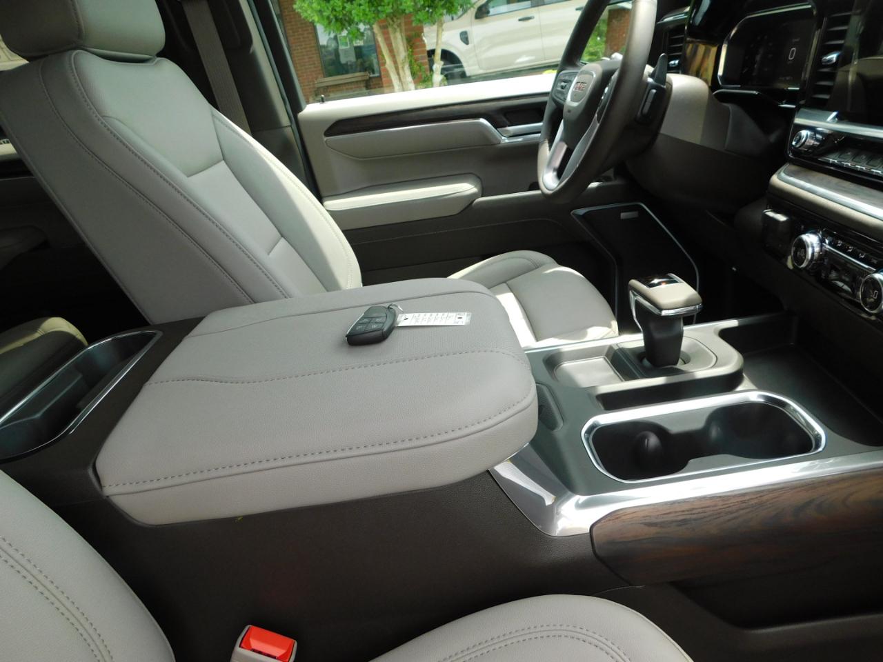 GMC Sierra 1500 4WD Crew Cab 147" SLT 2026