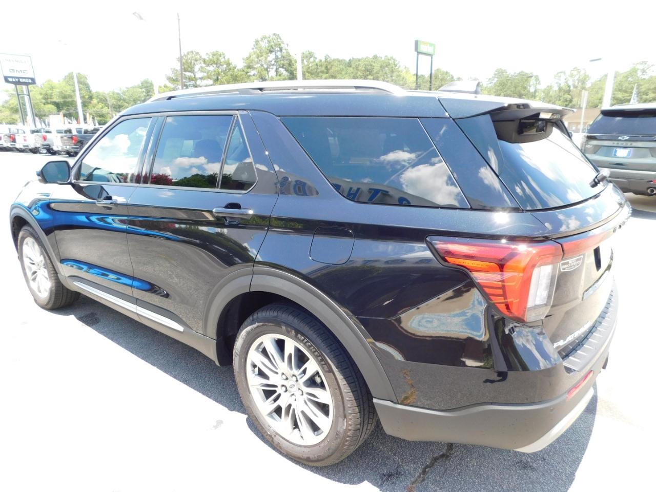 Ford Explorer Platinum RWD 2026