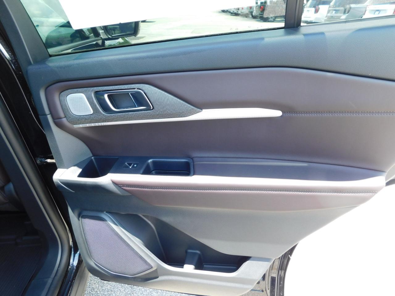 Ford Explorer Platinum RWD 2026