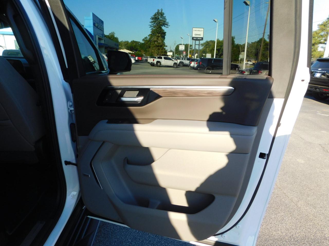 Chevrolet Suburban 4WD 4dr LT 2026