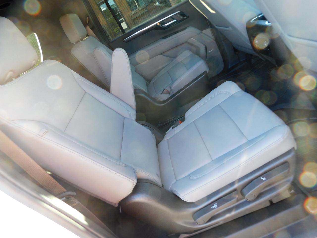 Chevrolet Suburban 4WD 4dr LT 2026