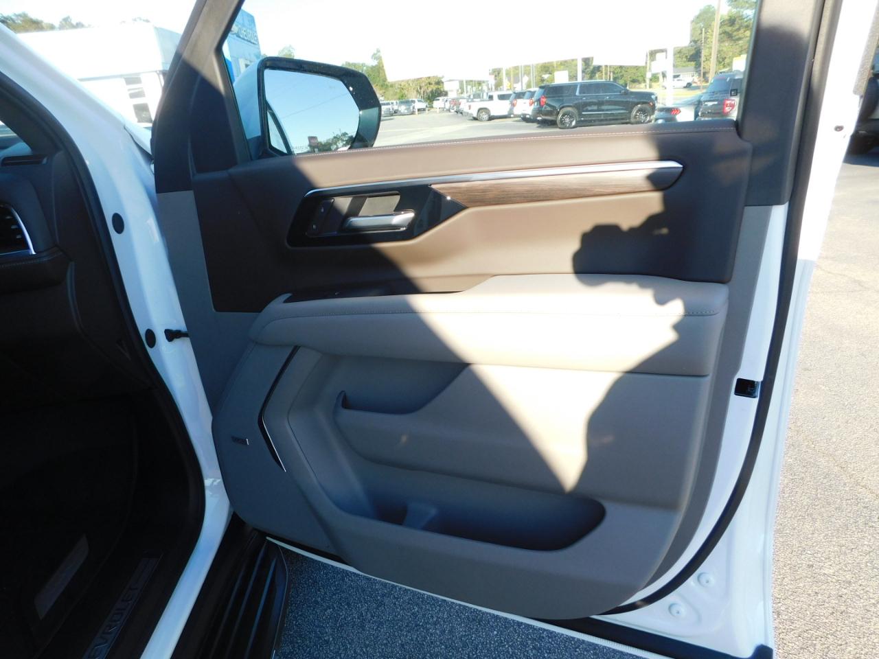 Chevrolet Suburban 4WD 4dr LT 2026
