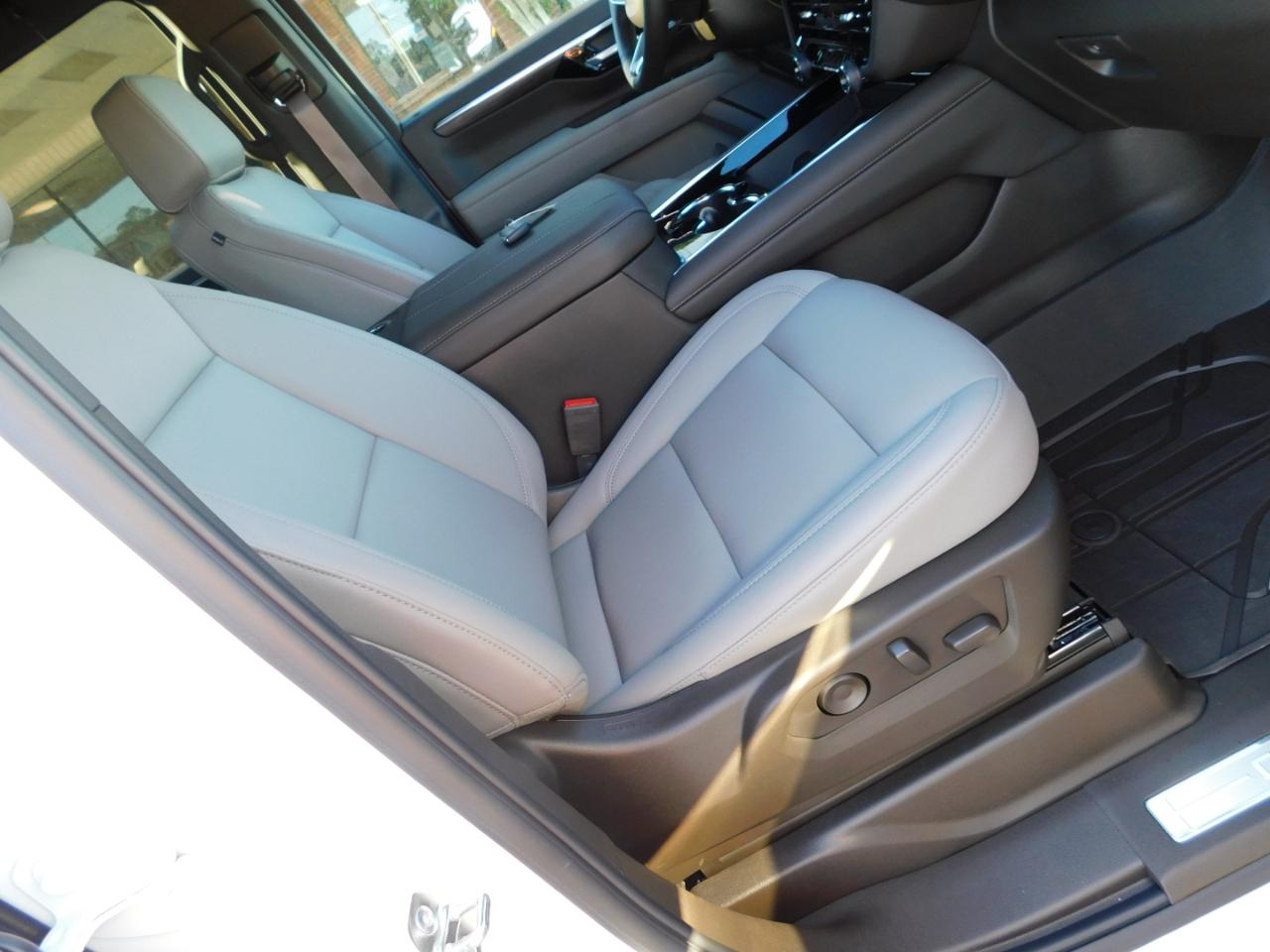 Chevrolet Suburban 4WD 4dr LT 2026