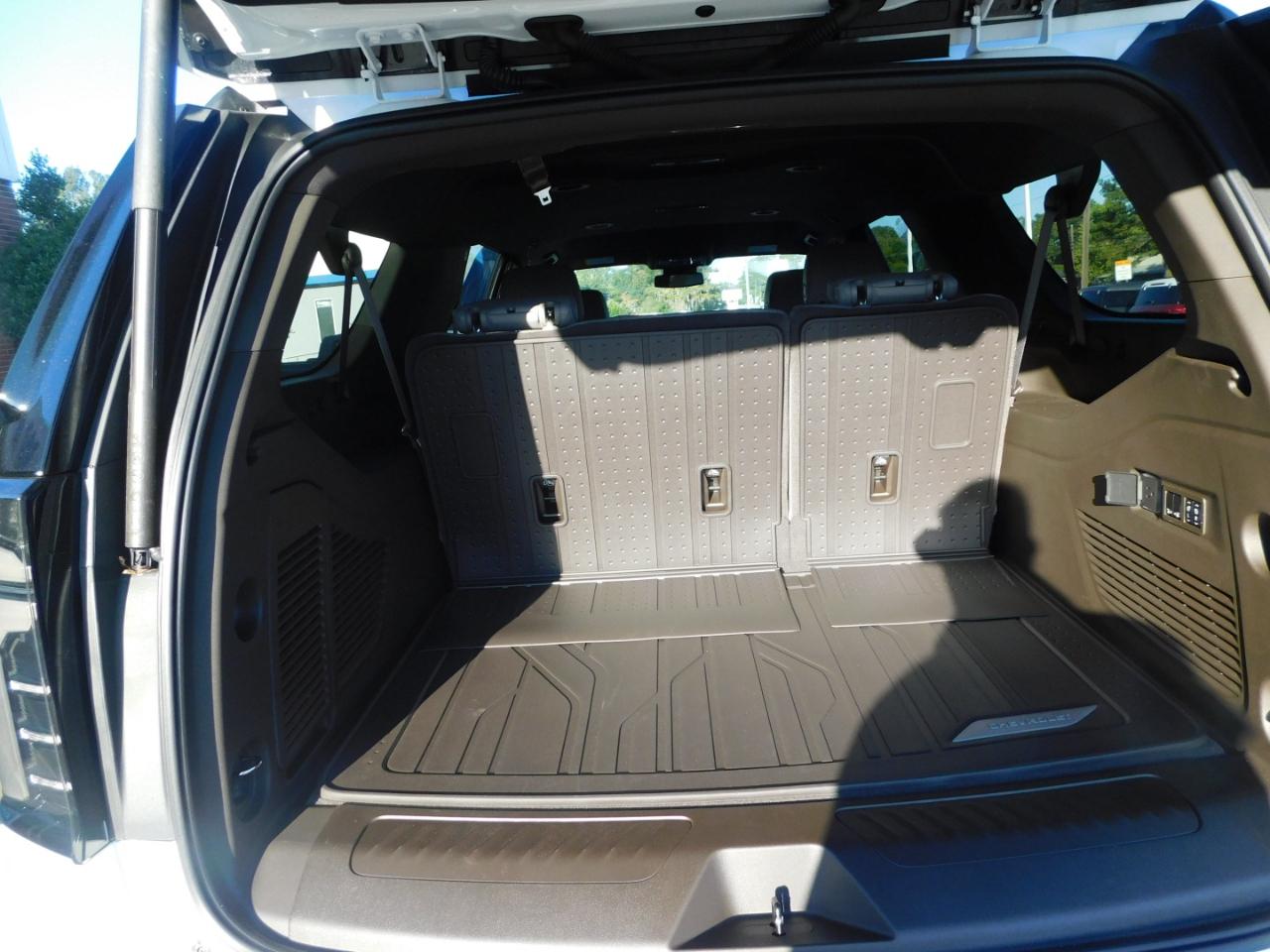 Chevrolet Suburban 4WD 4dr LT 2026