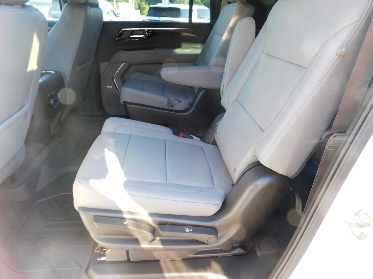 Chevrolet Suburban 4WD 4dr LT 2026
